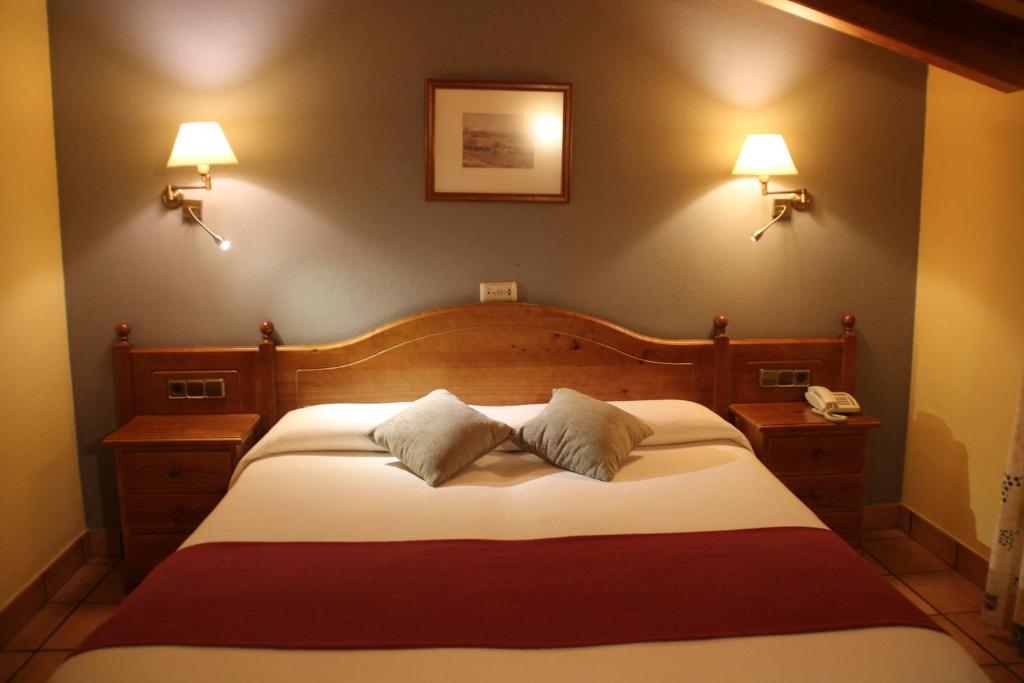 Postel nebo postele na pokoji v ubytování Hotel & SPA Peña Montañesa