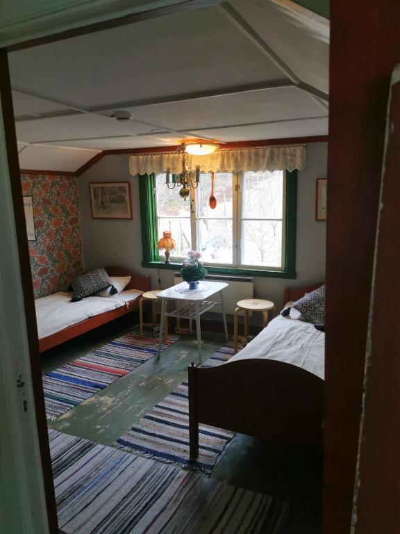 Postel nebo postele na pokoji v ubytování Björsjöås Vildmark - room in the main house