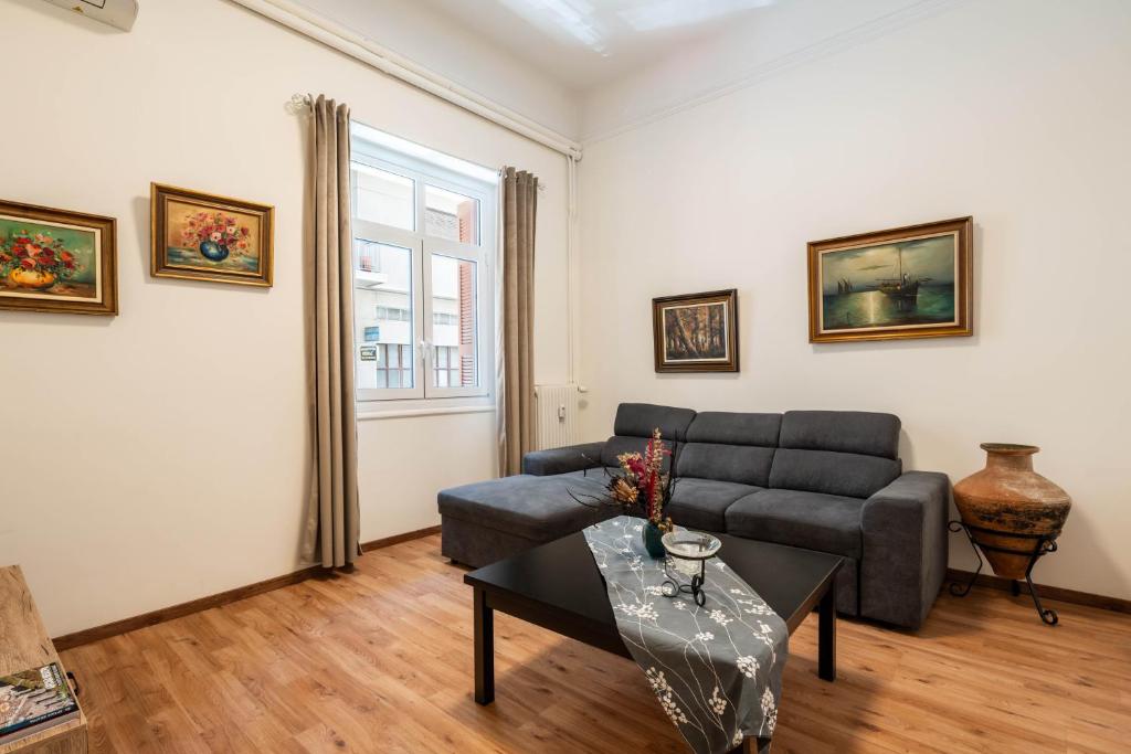 salon z kanapą i stołem w obiekcie Charming 3bd apt. close to metro w Atenach