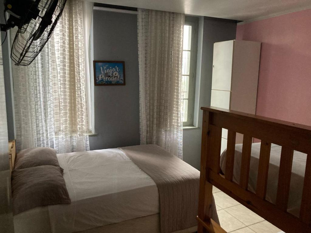 een slaapkamer met een bed en een raam bij Hostel do Lucca in Porto Alegre