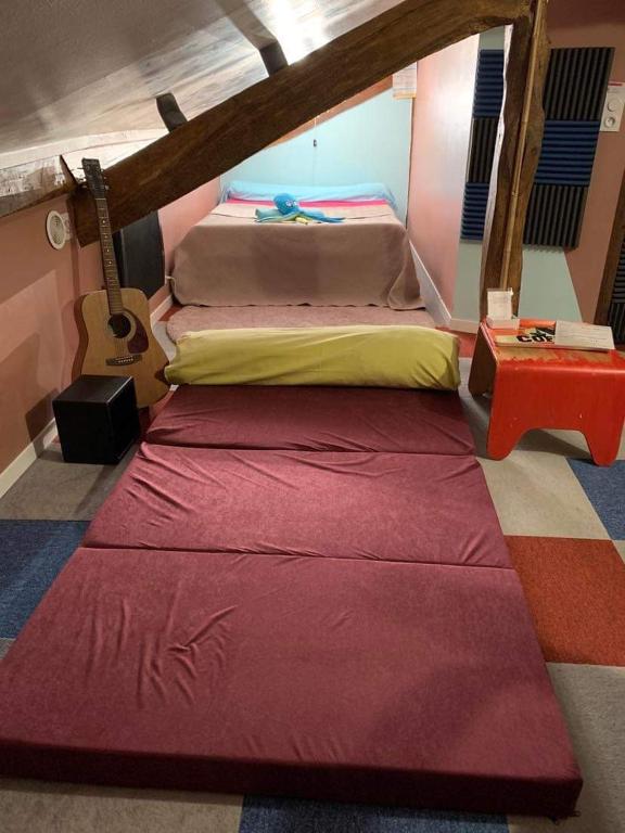 Chambres chez l&#39;habitant Bambou et Musique cuisine et sdb partag&eacute;es tesisinde bir odada yatak veya yataklar