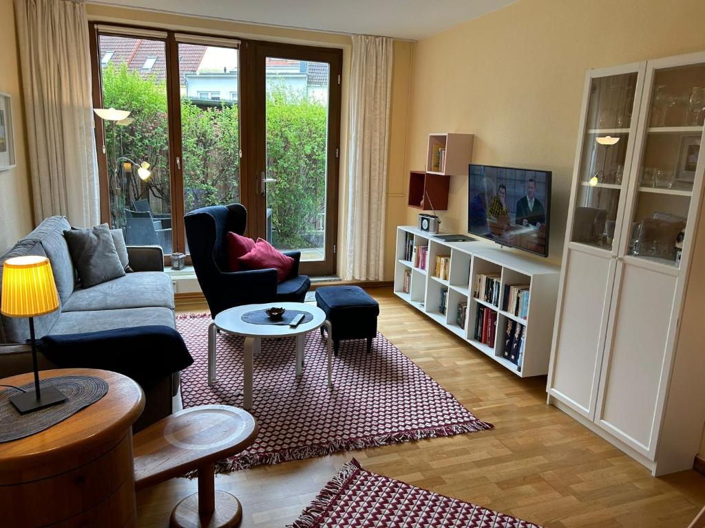 una sala de estar con un sofá y una mesa en Körner Nr 1 - ABC27, en Wismar