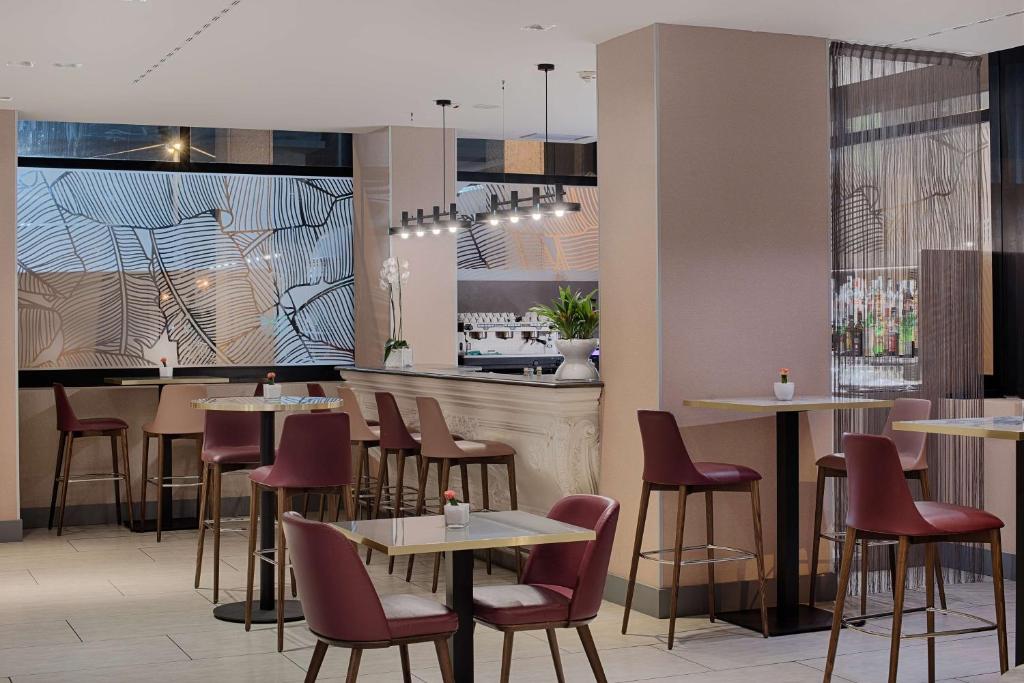 Reštaurácia alebo iné gastronomické zariadenie v ubytovaní NH Bologna De La Gare