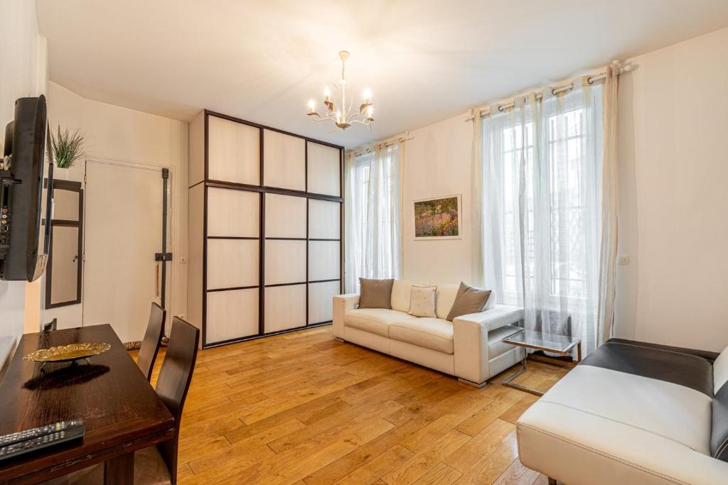 un salon avec un canapé et une table dans l'établissement GuestReady - Studio chic près du Canal St-Martin, à Paris
