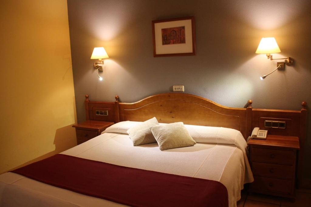 Postel nebo postele na pokoji v ubytování Hotel & SPA Peña Montañesa