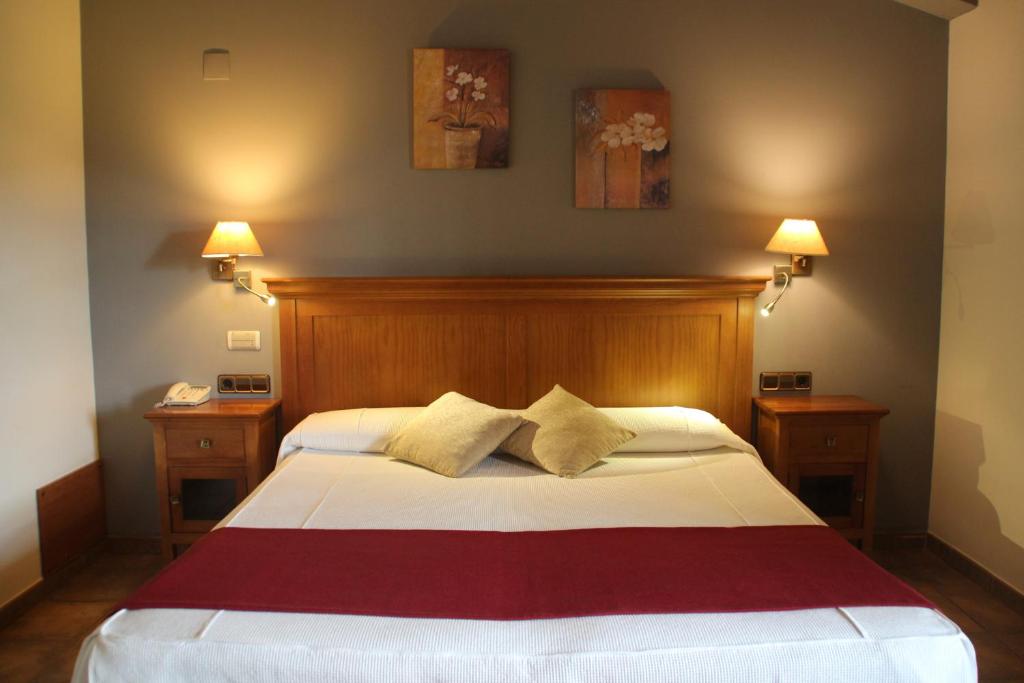 Postel nebo postele na pokoji v ubytování Hotel & SPA Peña Montañesa