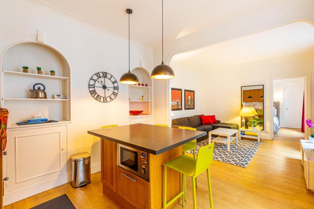 une cuisine et un salon avec une table et des chaises dans l'établissement GuestReady - Appartement Élégant dans Le Marais, à Paris