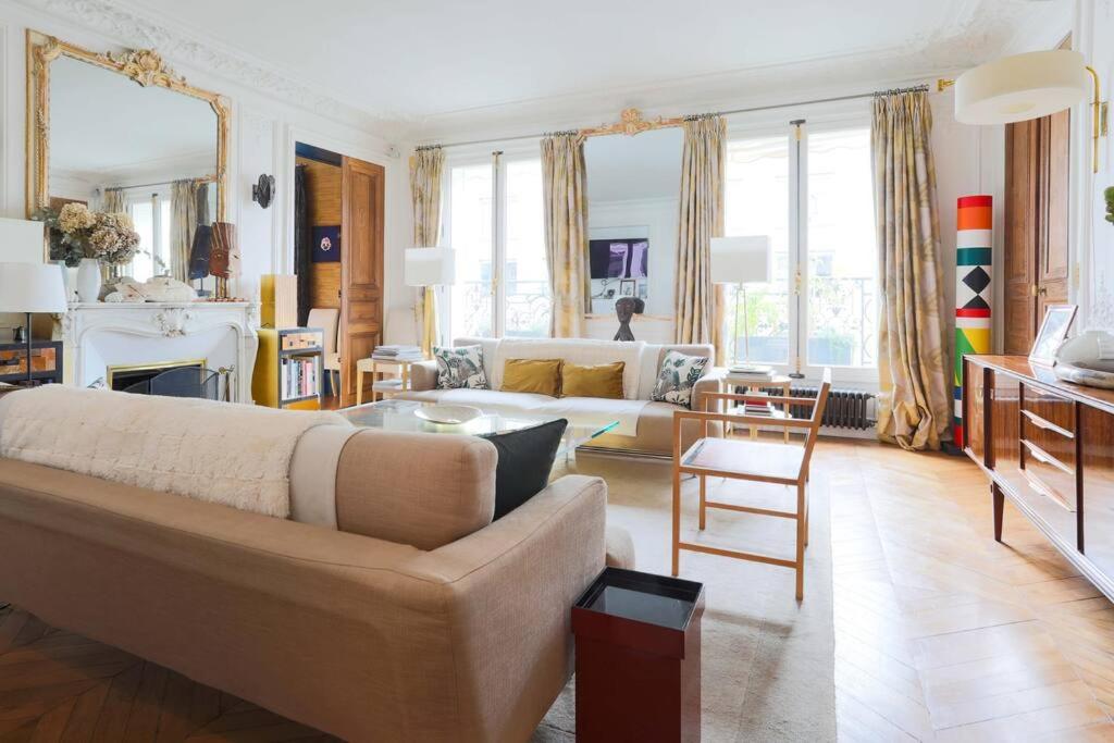 un salon avec un canapé et une table dans l'établissement Chic Flat 2 rooms Georges V, à Paris