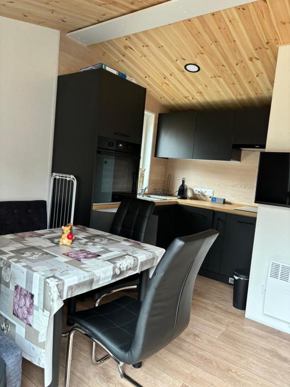 Kuchyň nebo kuchyňský kout v ubytování Waldseechalet Julius - Wemding