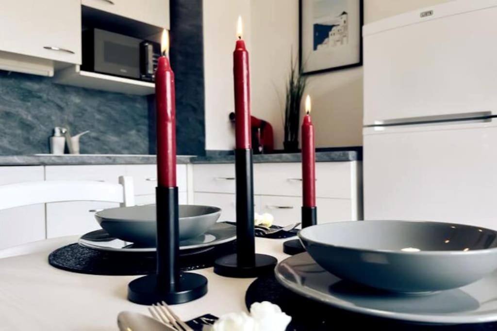 a kitchen with two bowls and two candles on a counter at Chaleureux et Cosy proche Gare in Massy