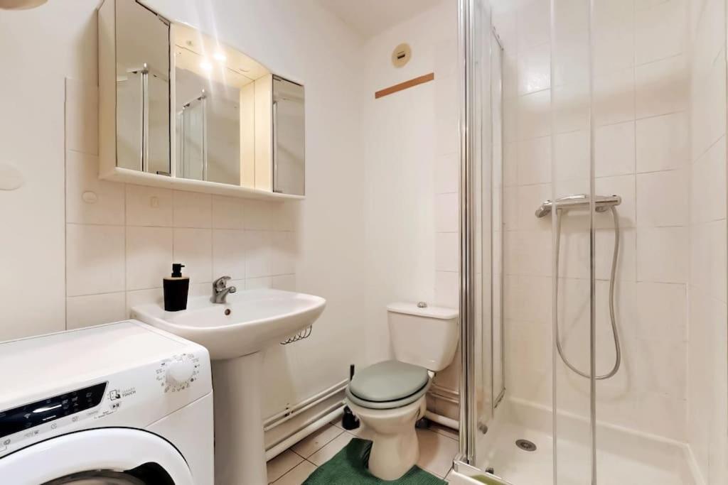 a bathroom with a toilet and a sink and a shower at Chaleureux et Cosy proche Gare in Massy