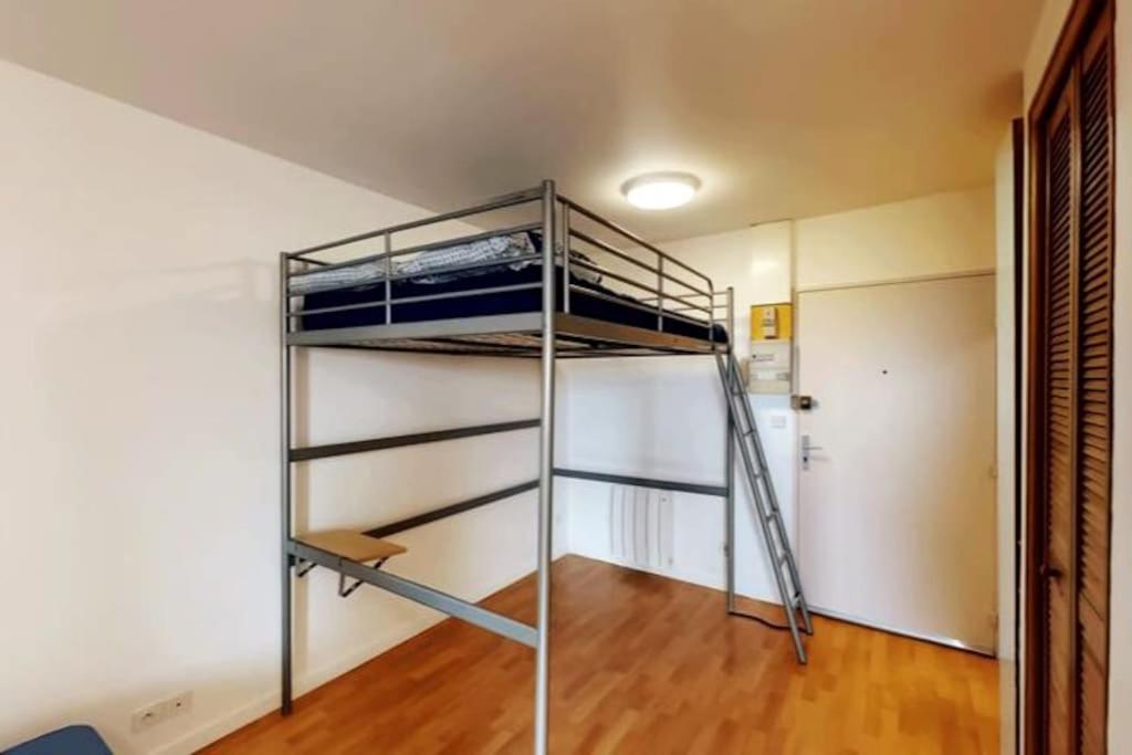 a bedroom with bunk beds in a room at Chaleureux et Cosy proche Gare in Massy