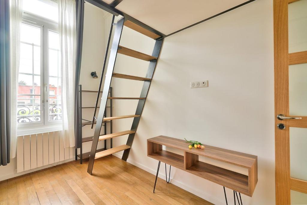 a room with a loft bed and a desk at GuestReady - Beautiful Apt near Paris Zoo in Paris