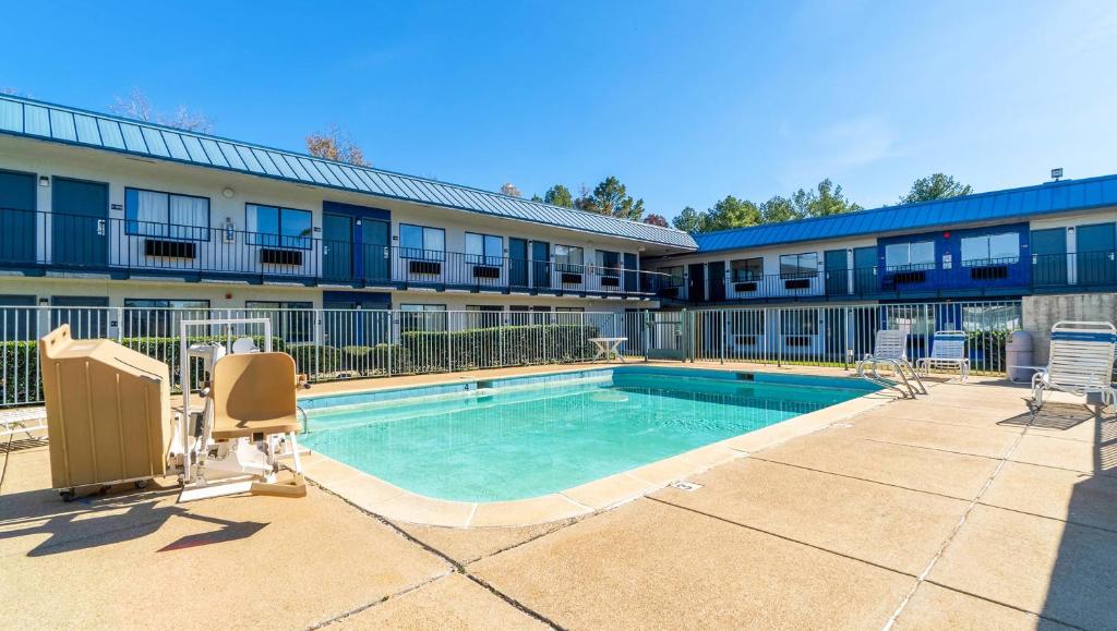 a swimming pool in front of a building at Xpress Inn & Extended Stay in Marshall