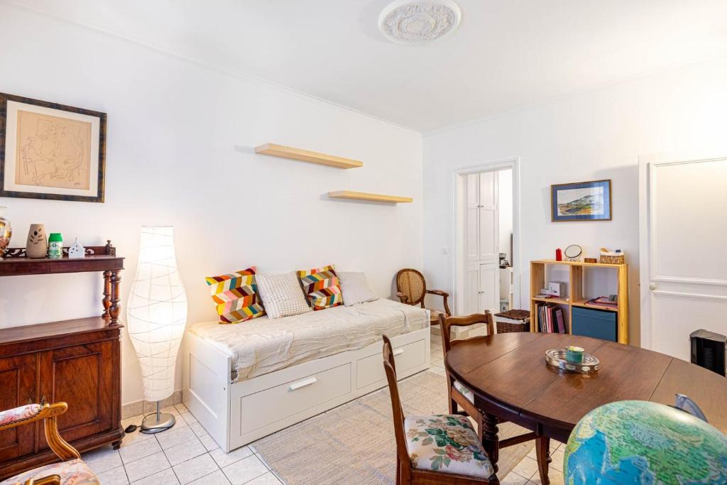 un salon avec un canapé et une table dans l'établissement GuestReady - Modern Comfort near Montmartre, à Paris