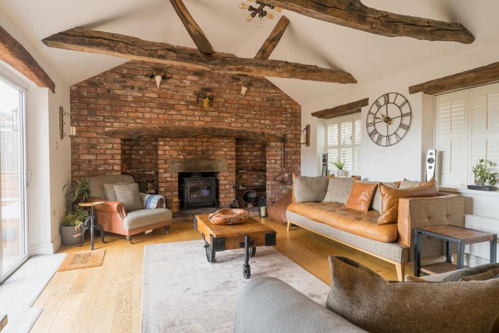 uma sala de estar com um sofá e uma lareira em Spacious & well decorated 4 bedroom home near Chester em Saughall