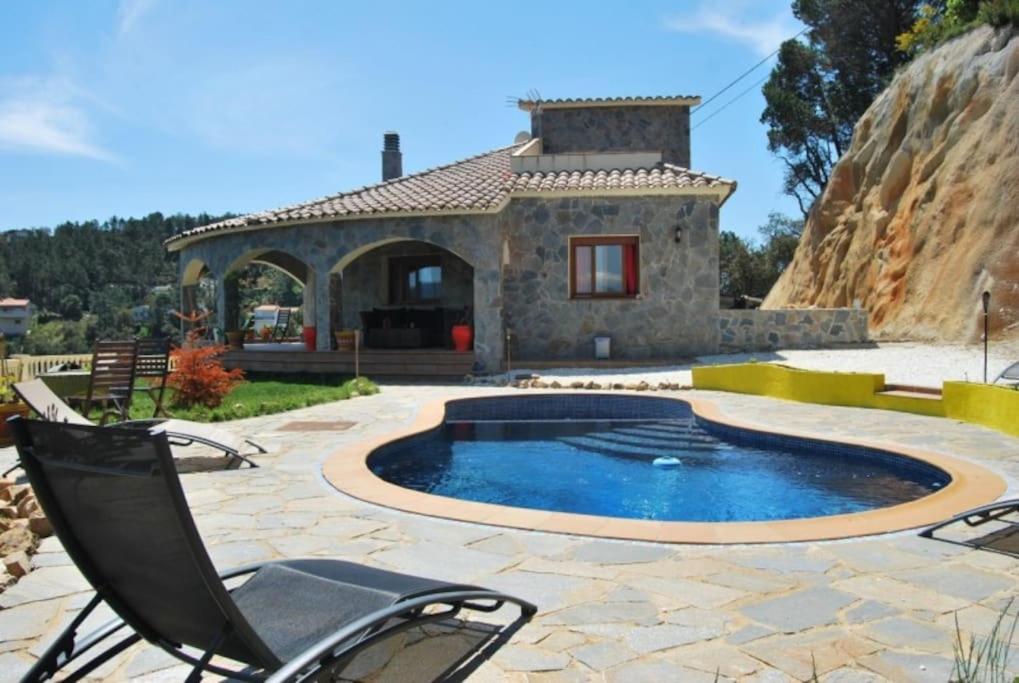 Casa con piscina y patio con sillas en Villa ilusión BRAVA, en Lloret de Mar