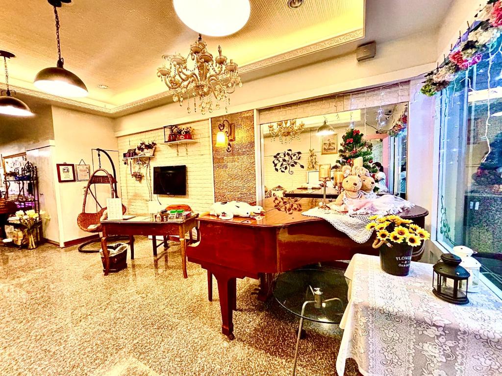 een woonkamer met een tafel en een spiegel bij 五指山民宿-遠百館-6人家庭房附電動麻將桌 in Hualien