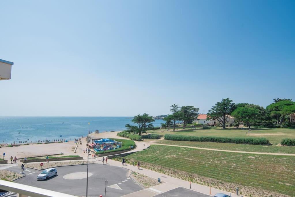 - une vue sur un parc avec l'océan en arrière-plan dans l'établissement La Goélette à Préfailles - Studio 2 Personnes vue mer, parking, à Préfailles