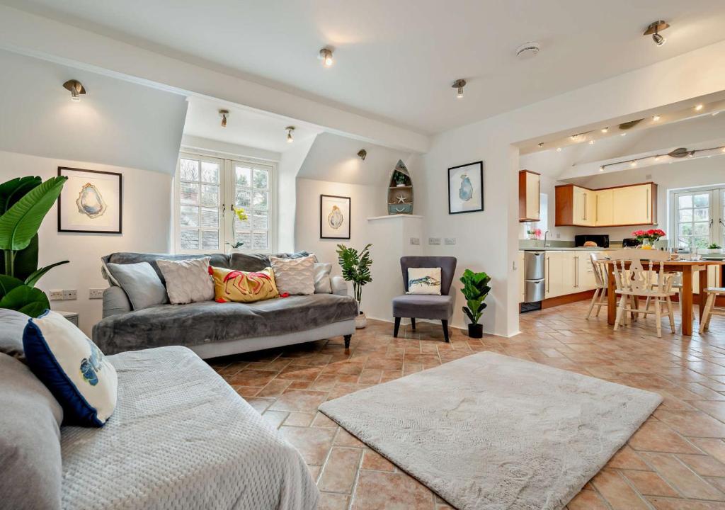 uma sala de estar com um sofá e uma mesa em Pearl Cottage - St Agnes em St. Agnes 