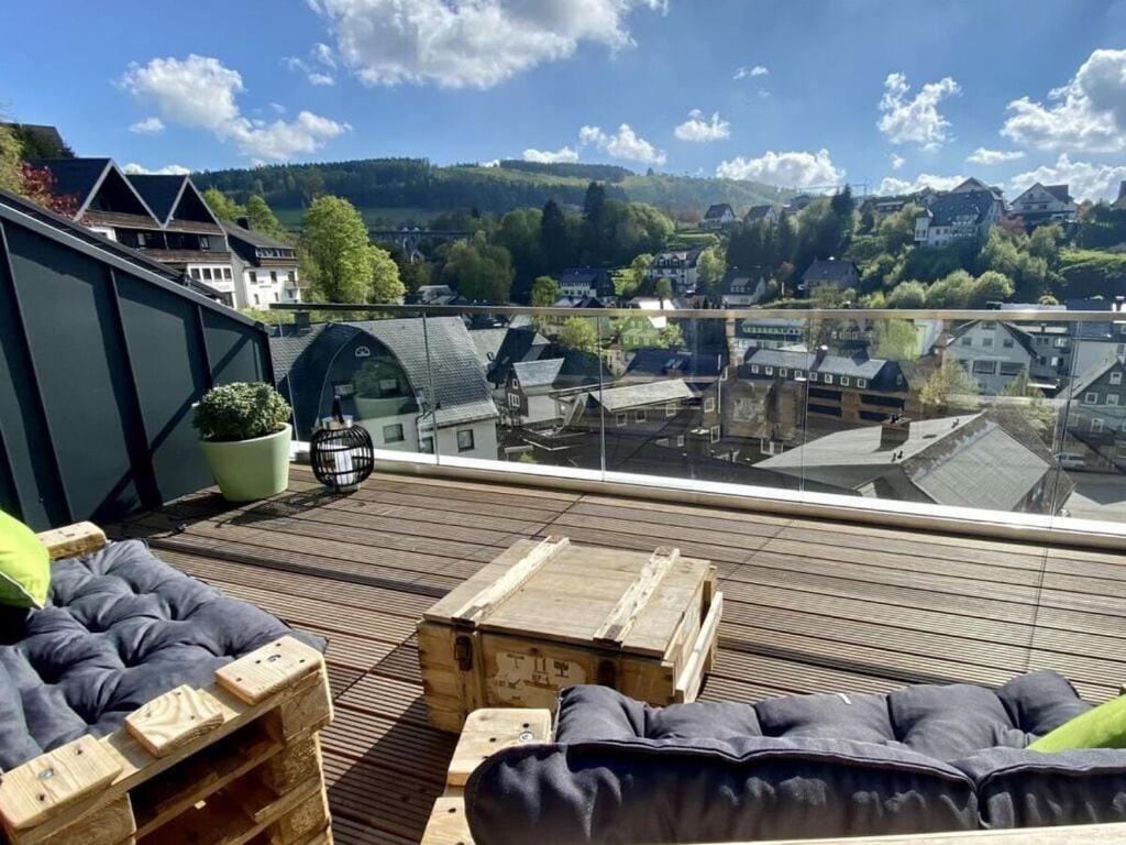 d'un balcon avec un canapé et une vue sur la ville. dans l'établissement Williaduct Modern retreat, à Willingen