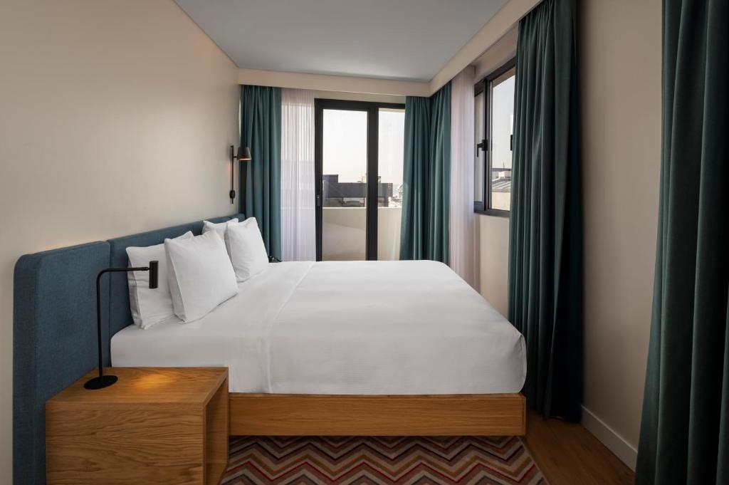 Postel nebo postele na pokoji v ubytování Hampton By Hilton Istanbul Sirkeci