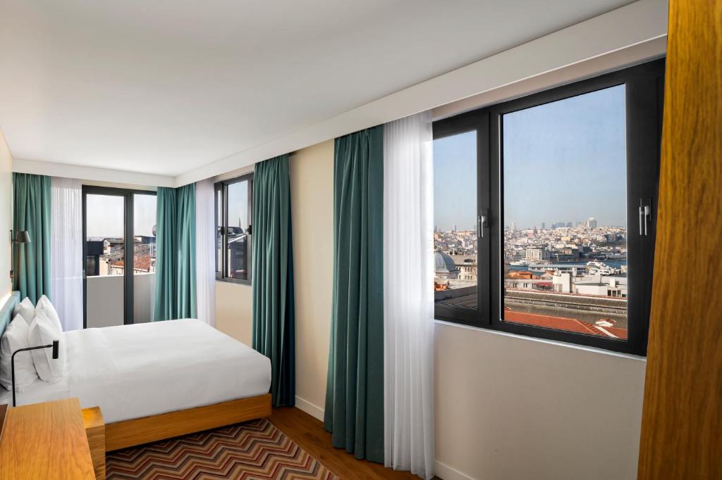Postel nebo postele na pokoji v ubytování Hampton By Hilton Istanbul Sirkeci