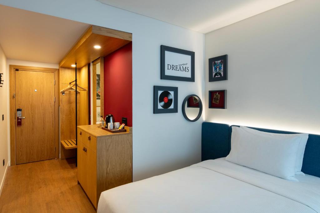 Postel nebo postele na pokoji v ubytování Hampton By Hilton Istanbul Sirkeci