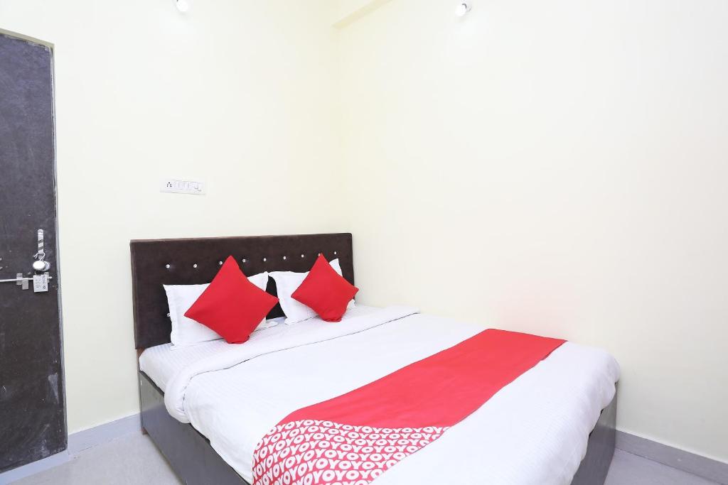 Postel nebo postele na pokoji v ubytování Hotel O Manoj