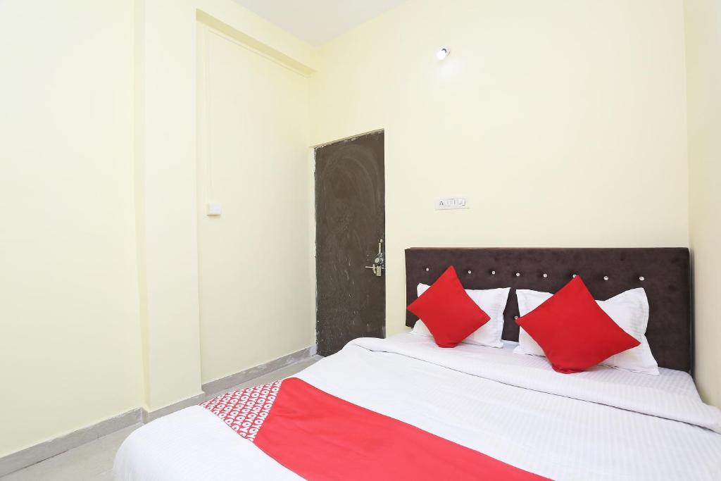 Postel nebo postele na pokoji v ubytování Hotel O Manoj
