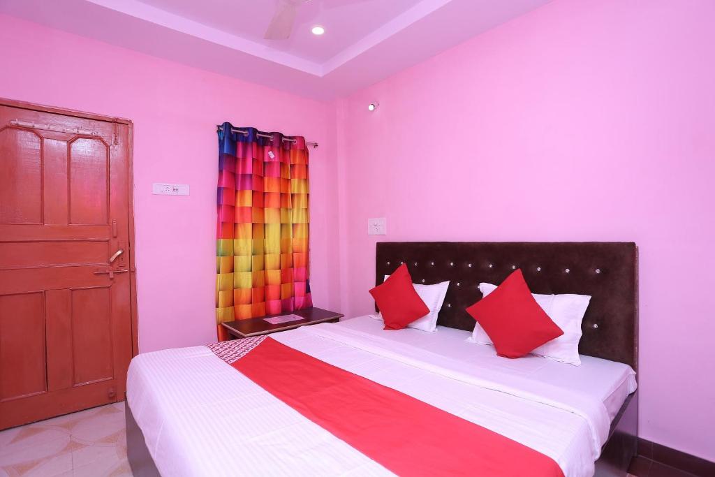 Postel nebo postele na pokoji v ubytování Hotel O Manoj