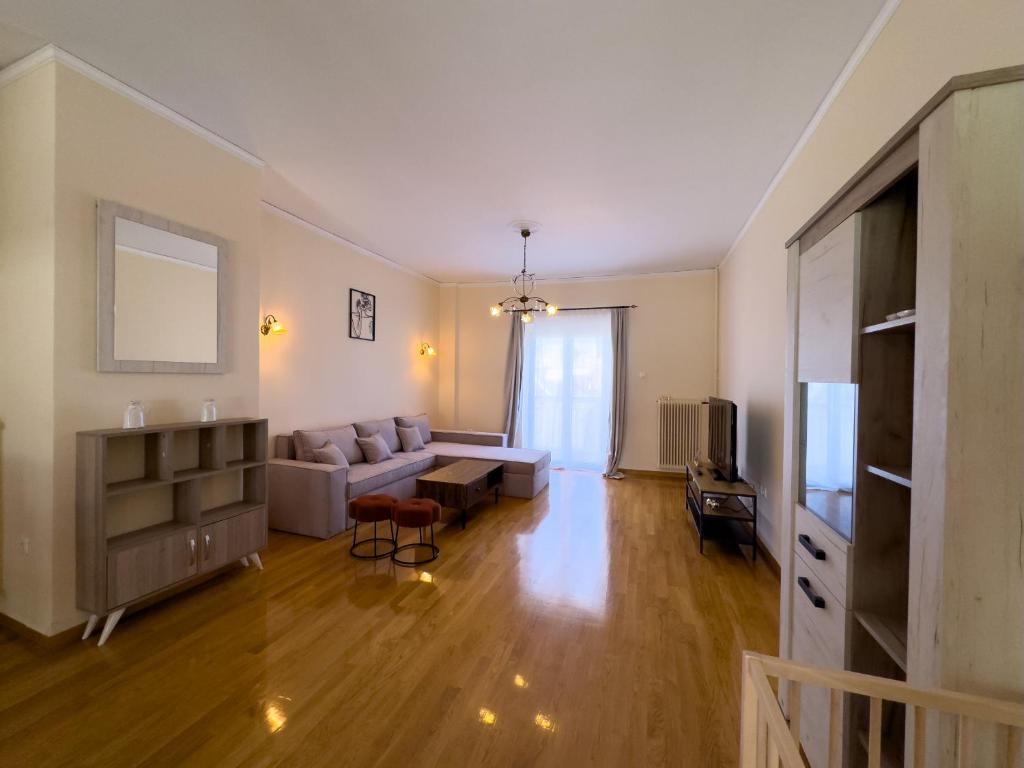 - un salon avec un canapé et une télévision dans l'établissement Gtrip Piraeus Coast Apartment - 7058, au Pirée
