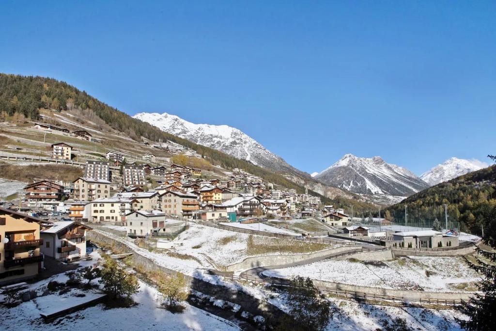 a small town in the mountains with snow at SEMOGO 1 in Valdidentro