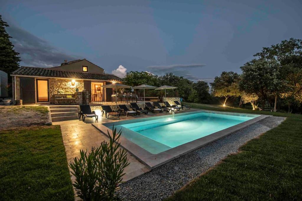 une piscine dans l'arrière-cour d'une maison dans l'établissement MAS SAINTE CROIX 4 étoiles - PRESTIGE - PISCINE CHAUFFÉE - VAISON - MONT VENTOUX - PROVENCE, à Vaison-la-Romaine