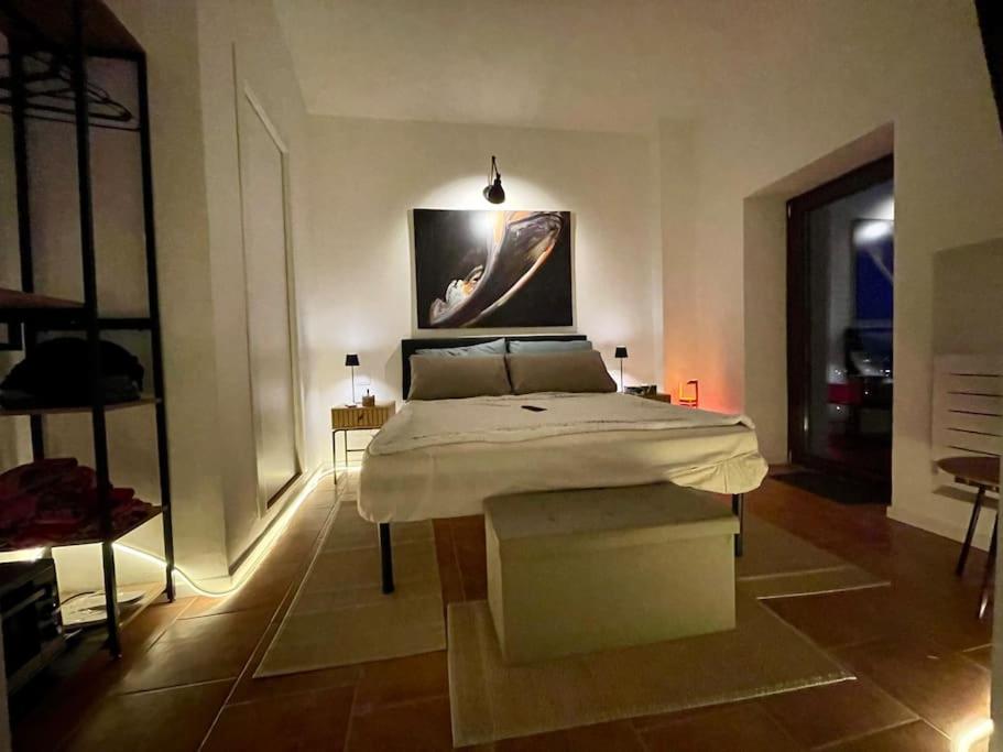 “La Stalla e il Fienile “ Suite con terrazza panoramica a strapiombo tesisinde bir odada yatak veya yataklar