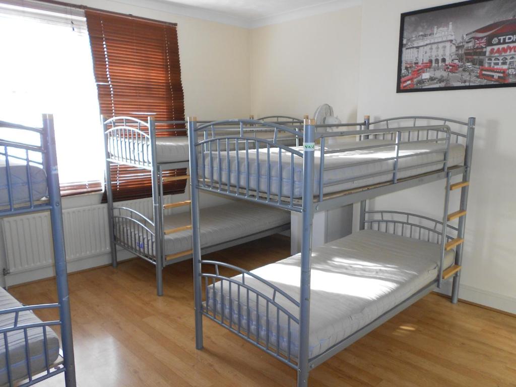 Postel nebo postele na pokoji v ubytování 24/7 London Hostel