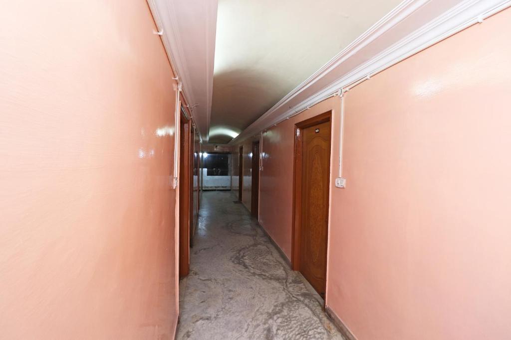 ein leerer Flur mit rosafarbenen Wänden und einem Korridorngthngthngthngthngthngthngthngthngtgtgthngtgtgth in der Unterkunft Flagship Hotel Capital in Raipur