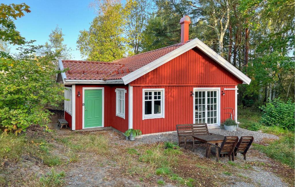 un cobertizo rojo con una mesa y sillas delante de él en 3 Bedroom Beautiful Home In Slvesborg en Sölvesborg