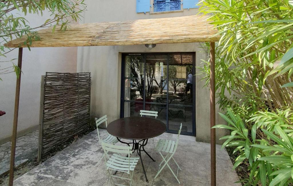 une table et des chaises sur une terrasse avec une table dans l'établissement Lovely Home In Saint-Laurent-De-La-Ca, à Saint-Laurent-de-la-Cabrerisse