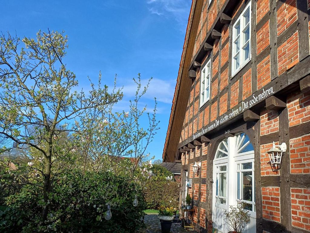 a brick building with a window on the side of it at Ferienwohnung Dien Uttied in Grasberg