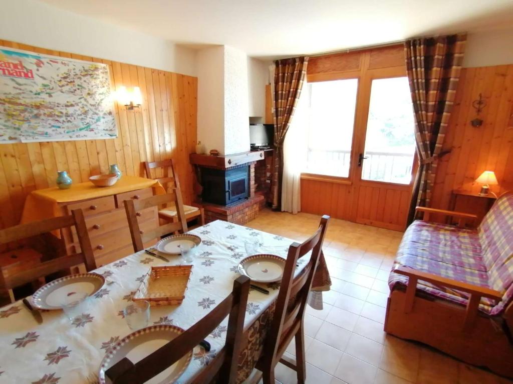 ル・グラン・ボルナンにあるAppartement Le Grand-Bornand, 2 pièces, 5 personnes - FR-1-241-194のダイニングルーム(テーブル、椅子、テーブル、テーブル付)