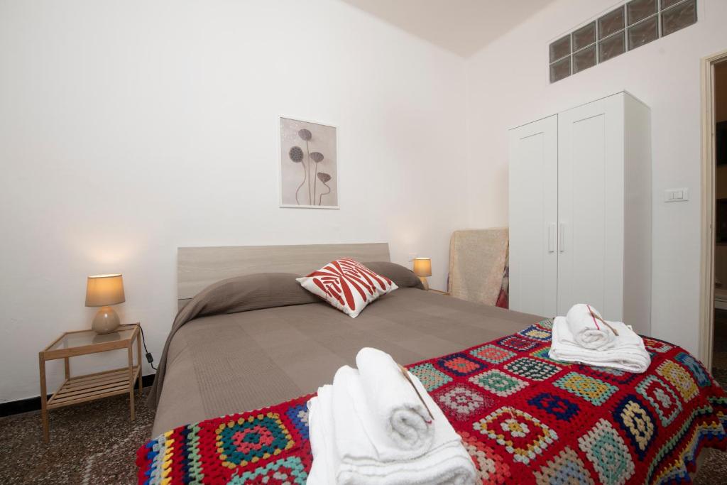 - une chambre avec un lit et des serviettes dans l'établissement 244 - Casa Ludo, Centro Storico,140m dalla Baia del Silenzio PATRIMONIO UNESCO spiaggia e mare, à Sestri Levante