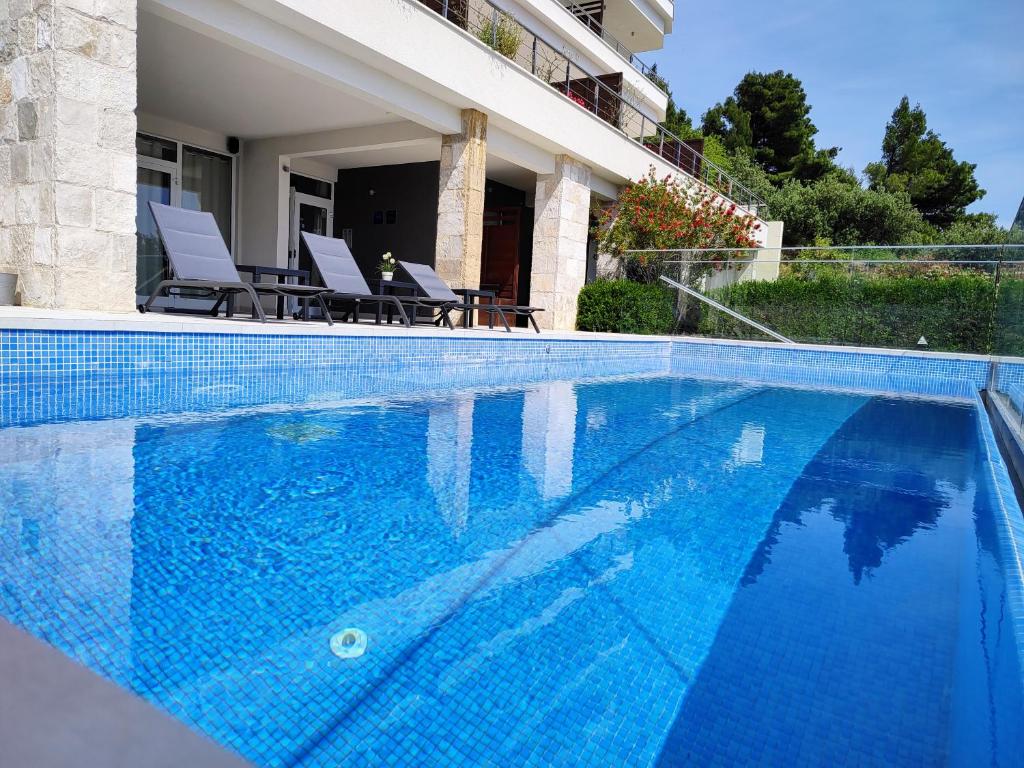 Bazén v ubytování Villa Jolara With Heated Pool - Deluxe Suite 3 nebo v jeho okolí