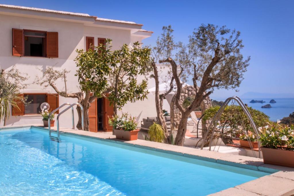 uma villa com uma piscina e uma casa em Villa Mistica - Homelike Villas em Massa Lubrense