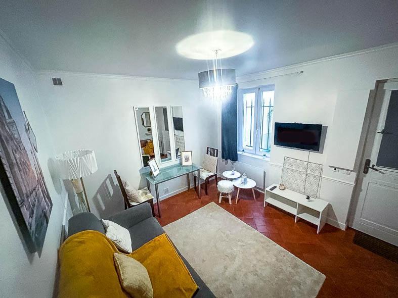 un salon avec un canapé et une table dans l'établissement Cocon Versaillais, à Versailles