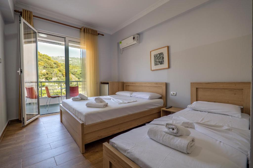 Cette chambre dispose de 2 lits et d'un balcon. dans l'établissement Hotel Billy, à Himarë