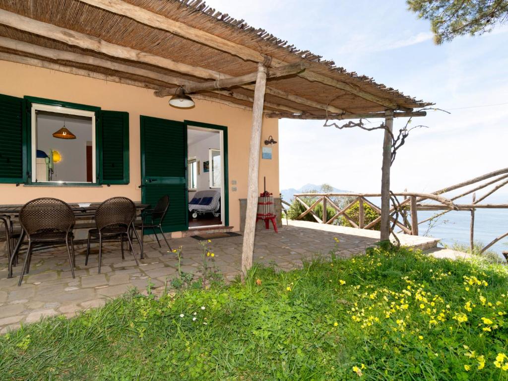 patio domu ze stołem i krzesłami w obiekcie Holiday Home Baldassarre by Interhome w mieście Termini