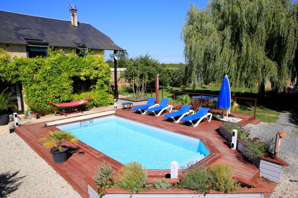 Bazén v ubytování La Cour Saint Richer nebo v jeho okolí