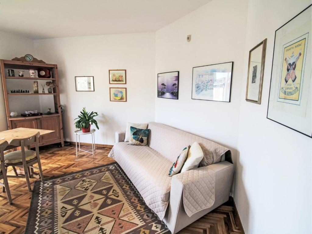 salon z kanapą i stołem w obiekcie Apartment Il Ciliegio by Interhome w mieście Maccagno Inferiore