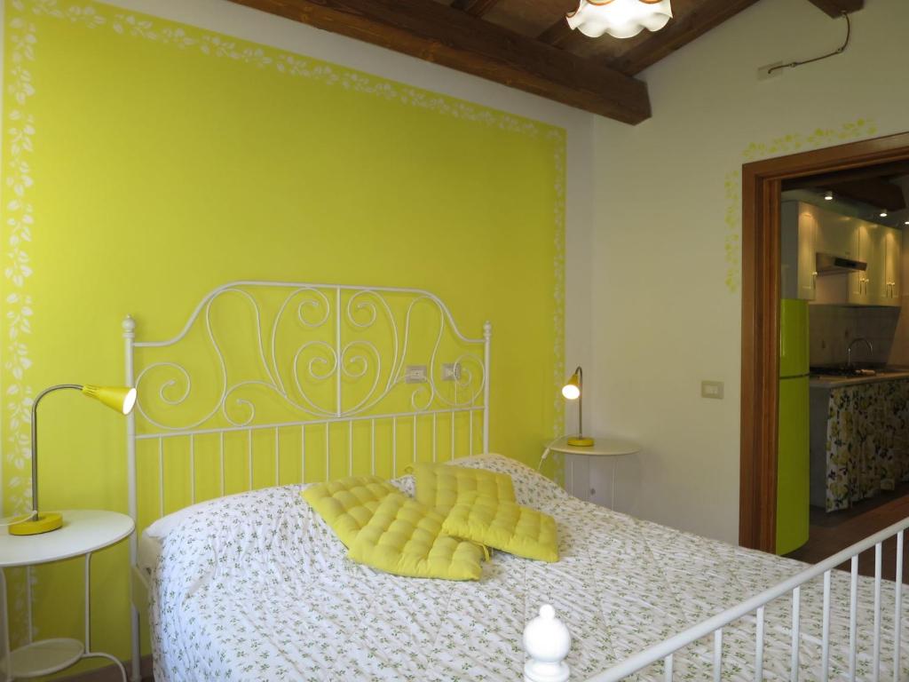 A bed or beds in a room at Holiday Home Chalet del Lago by Interhome
